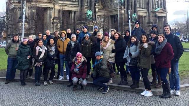 Foto en grupo bajo el paraguas durante el tour de Berlín