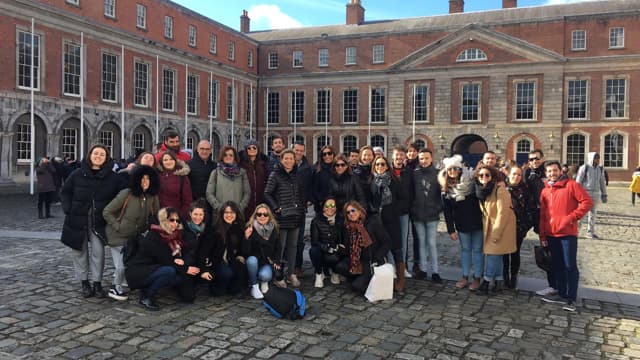 Grupo y guía del tour a pie de Dublín